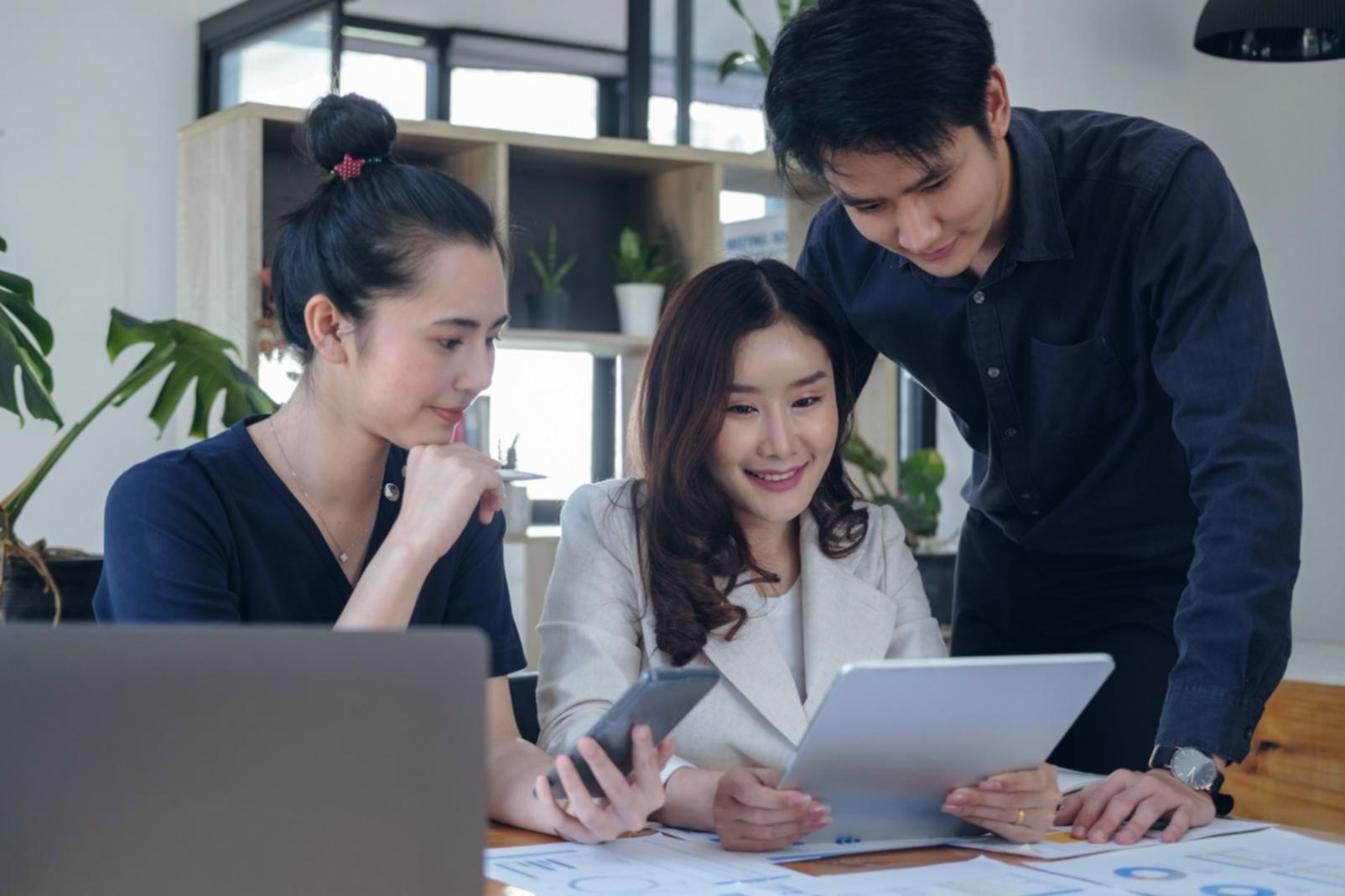 Tableau de bord montrant des données de performance SEO et métriques techniques