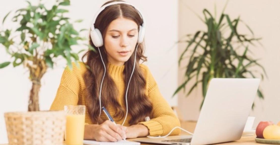 Espace de travail avec écran affichant des outils d'analyse SEO et documentation technique